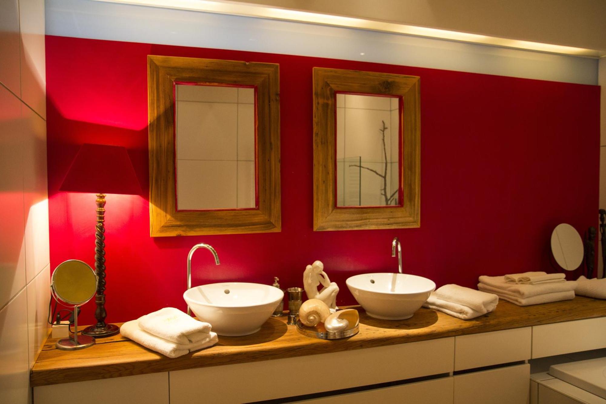 Pavi Apts - Private Rooftop Swimming Pool Apartment