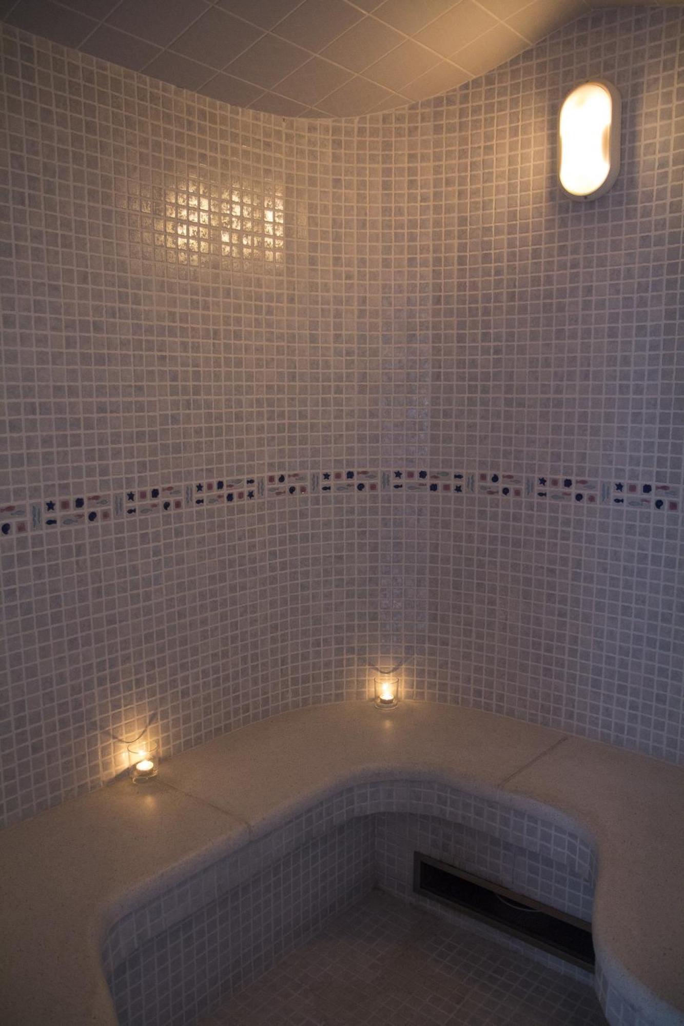 Pavi Apts - Private Rooftop Swimming Pool Apartment *