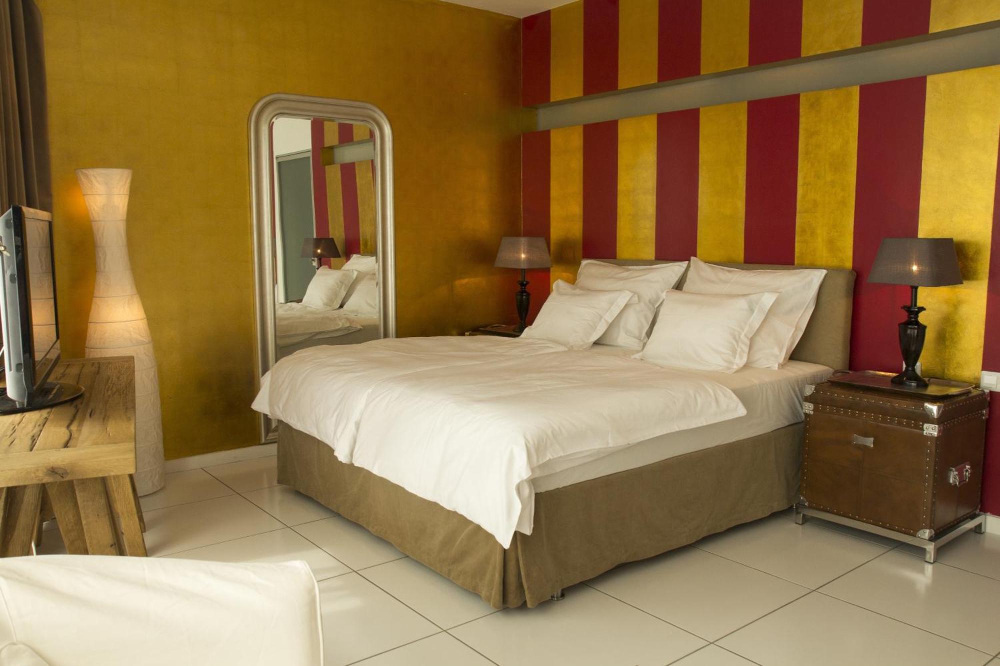 Pavi Apts - Private Rooftop Swimming Pool