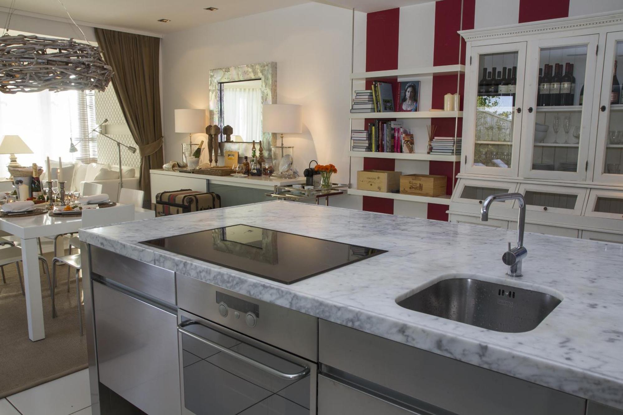 Pavi Apts - Private Rooftop Swimming Pool Apartment