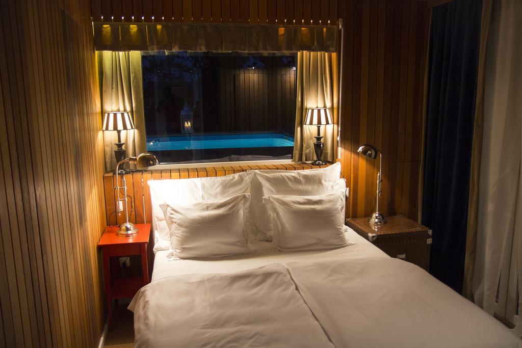 Pavi Apts - Private Rooftop Swimming Pool Apartment