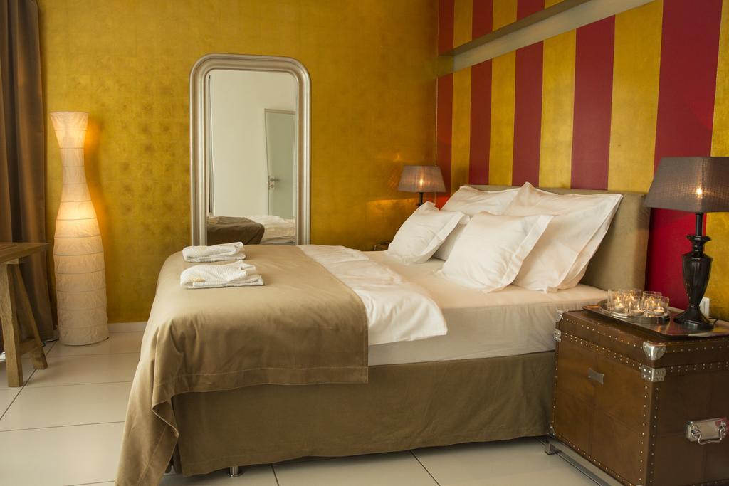 Pavi Apts - Private Rooftop Swimming Pool Apartment